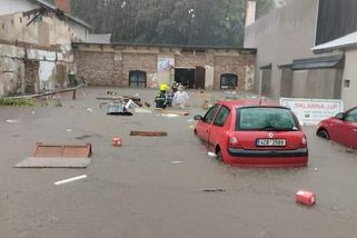 Nedělní blesková bouře zničila ve Stachách rodinnou sklárnu. Pojistku majitel neměl - Novinky