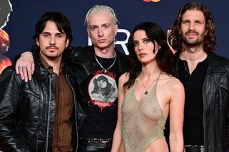 Zpěvačka Wolf Alice šla na ceremoniál odvážně. Britská kapela roku míří na Rock for People | Headliner