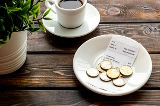 Spropitné pod lupou: Dýško už nebude jen tak. Od roku 2027 dostane jasná pravidla a změní účtenky