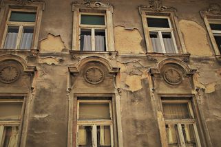 Žena házela exkrementy z okna. Soud nařídil prodej jejího bytu