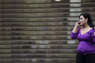 Uvěřila falešnému policistovi. Podfukářům poslala téměř dva miliony - Novinky