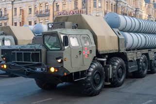 Zoufalost nutí Rusy k improvizaci. Nasazují archaickou verzi S-300, která mohla nést jako jediná jaderné hlavice