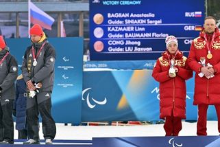 Čepice na hlavě, zády k vlajce. Němci protestovali na paralympiádě proti ruským symbolům