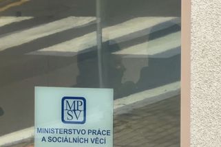 Policie během razie kvůli osvědčení revizních techniků zajistila peníze a počítače - Novinky