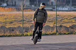 Na jednokolce po silnici? Zákon můžete změnit v politice, vzkázal soud jezdci