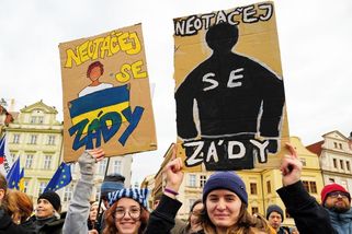 FOTO: Lidé zaplnili Staroměstské náměstí v rámci čtyřletého výročí od začátku války na Ukrajině - Novinky