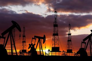 Ceny ropy stouply nad 100 dolarů za barel - Novinky