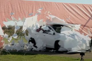 Teslu a lexus poslali v netradičním testu přímo proti zdi. Jeden autopilot zastavil na výbornou, druhý totálně pohořel - Garáž.cz