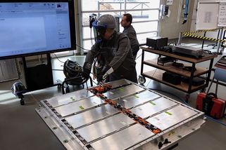 Elektromobil vs. spalovací vůz z bazaru: Na co si dát největší pozor - Novinky