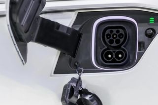 Co se na elektromobilech opravdu kazí? Mýty vs. realita - Portál řidiče