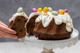 Vláčná mrkvová bábovka s jogurtem, ořechy a brusinkami - Proženy.cz