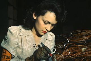 Žena jako chyba v systému: Jak víra v průměrného muže vytvořila svět, kde jsou ženy v ohrožení - Médium.cz