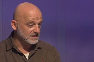 Umělci už nemohou mlčet, naznačil Čermák. V živém vysílání mluvil o dehumanizaci i speciální rase