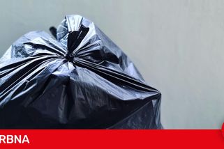 Bizarní nález u obchodního domu, obsah igelitového pytle překvapil i strážníky