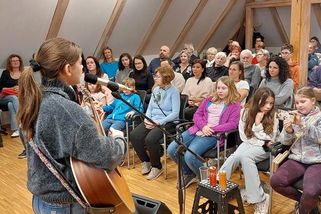 JENIŠOVICE, OBEC, KDE SE DAŘÍ LIDI SPOJOVAT