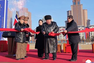 Obrazem: Jejich blízcí padli za Rusko. Kim s dcerou jim předali nové byty - Seznam Zprávy