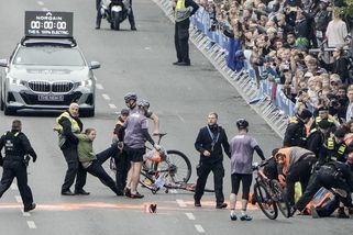 Cyklistovi v Berlíně došla trpělivost s klimatickými extremisty - Novinky