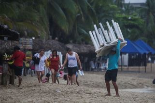 Čtyřměsíční dítě z Acapulka kvůli hurikánu dva dny nejedlo, nakojila ho policistka - Novinky