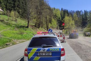 Policisté chtěli řešit svižnou jízdu seatu, nakonec řidičku i s plačícím miminkem doprovodili se zapnutými majáky na pohotovost