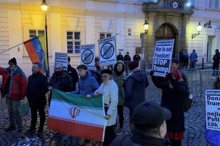 Před americkým velvyslanectvím protestovali proti útokům na Írán - Novinky