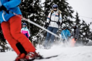 Stále více rodin nemá na drahé lyžařské kurzy. Žádají o tisícové příspěvky - Seznam Zprávy