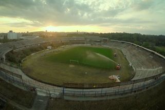 Šestnáctiletá dívka se opila na opuštěném stadionu v Brně. Skončila na ARO - Novinky