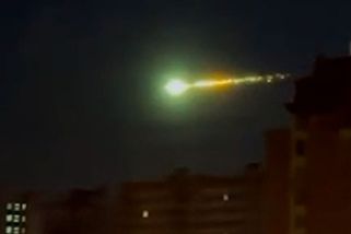 Moskvu v noci šokoval obří zelený objekt na obloze - Novinky