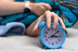 Změna času 2026 přijde už brzo. Kdy si posuneme hodinky a jaký to má vliv na naše tělo?