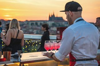 Praha je z výšky krásná. Kam na sklenku či něco dobrého s úchvatným výhledem na metropoli? - Novinky