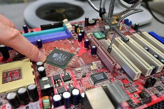 Dražší mobily, počítače nebo auta. Konflikt v Íránu ohrožuje ceny čipů - Novinky