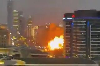 Exploze íránského dronu v Dubaji. Záběry ukazují jeho pád před známý hotel - Novinky