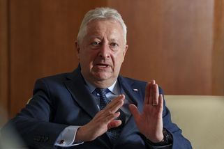 Mrkněte do kamery, my vás zachráníme. Politici se...