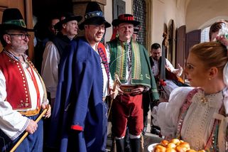 FOTO: Okamura i Klempíř v kroji. Desítky poslanců pokračují v tradici - Novinky