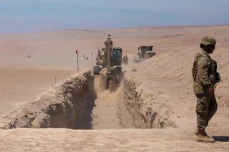 Fotky: Týden po nástupu povolal bagry. Chile staví bariéru proti migraci - Seznam Zprávy