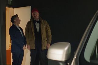 Stanislav Majer má nové auto. Oblíbený herec se jím pochlubil ve vtipném videu, které odkazuje na legendární komedii - Garáž.cz