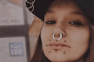 Žena se 44 piercingy v obličeji se diví, že na ni lidé na ulici zírají. Propíchané má dokonce i prsty - Super.cz