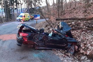 Řidička na Šumpersku po nárazu do stromů zdemolovala auto a skončila v nemocnici - Novinky