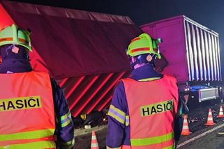 Smrtelná nehoda zablokovala tah z Brnem na Hradiště. Po střetu s nákladním autem zemřel řidič osobáku - Novinky