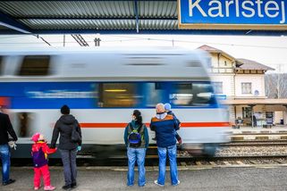 Trať na Karlštejn jako obranný výdaj. Vládní rozpočtová kouzla podle odborníků narazí u NATO - Novinky