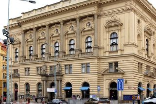 Stát prodal Národní dům na Vinohradech. Musel ale slevit 360 milionů korun - Seznam Zprávy