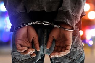 Kopanec i úder pěstí. Bývalý profesionální lyžař napadl na Šumavě policistu - Novinky