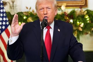 Trump všem vojákům pošle šek. Z ekonomických potíží viní demokraty - Novinky