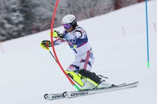 Olympiáda | Prosněžený slalom, řada pádů. Po prvním kole je v čele Nor, Müllera také zradila gravitace - Sport.cz