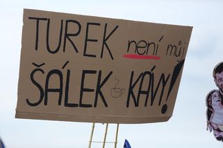 Drzost vládního Kašpárka nezná mezí. Turek z Letné...