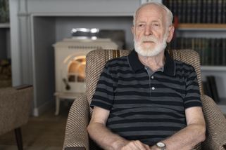 Chtěli jsme zaměstnat seniora na vrátnici. Na pohovoru řekl, že za takovou mzdu z domu nevykročí - Médium.cz