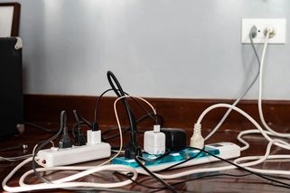 Tato běžná chyba při zapojení prodlužováku způsobí požár během vteřin. Hasiči radí dodržovat jednoduché pravidlo - EnergoZrouti.cz