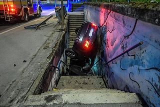 Octavia skončila v podchodu, řidič z místa nehody odešel - Novinky