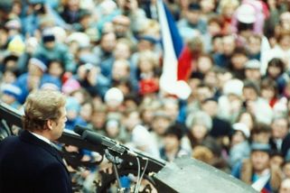 „Mrzí nás to.“ Vláda seřízla peníze na připomínku zločinů komunismu a nacismu