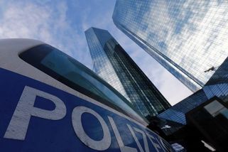 Dětské porno a okrádání důvěřivců. Policisté rozbili podvodnou síť 373 000 webů