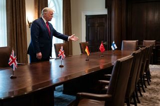 Amerika volá o pomoc ale Trumpovi nikdo neodpovídá